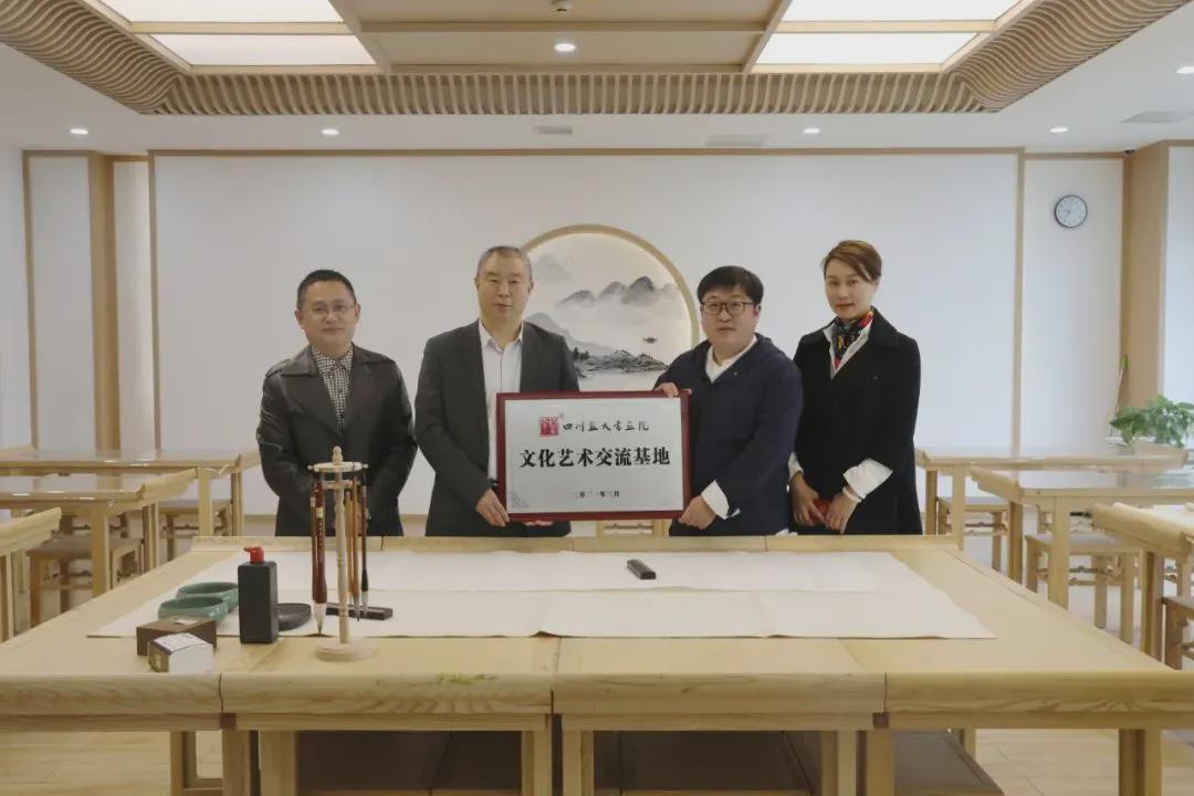 拿奖到手软的学生,拿奖状拿到手软