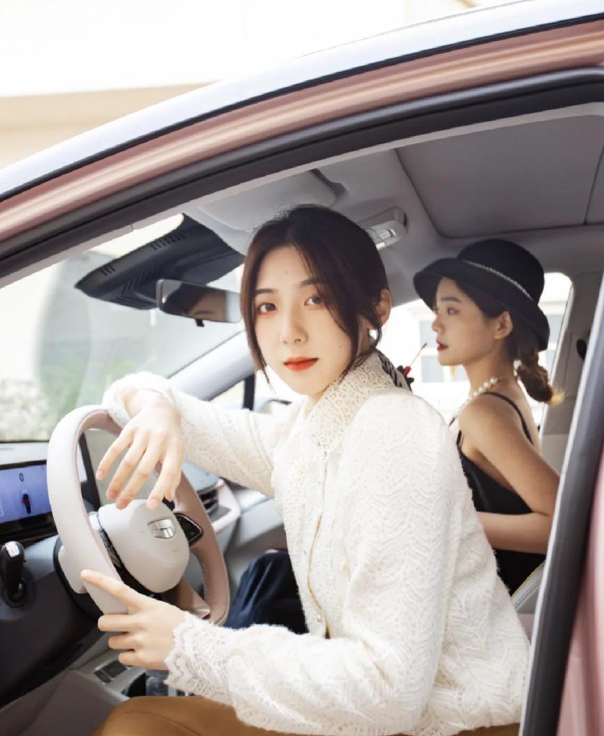 吉利几何m6低配对比元plus低配,吉利几何m6新能源汽车suv