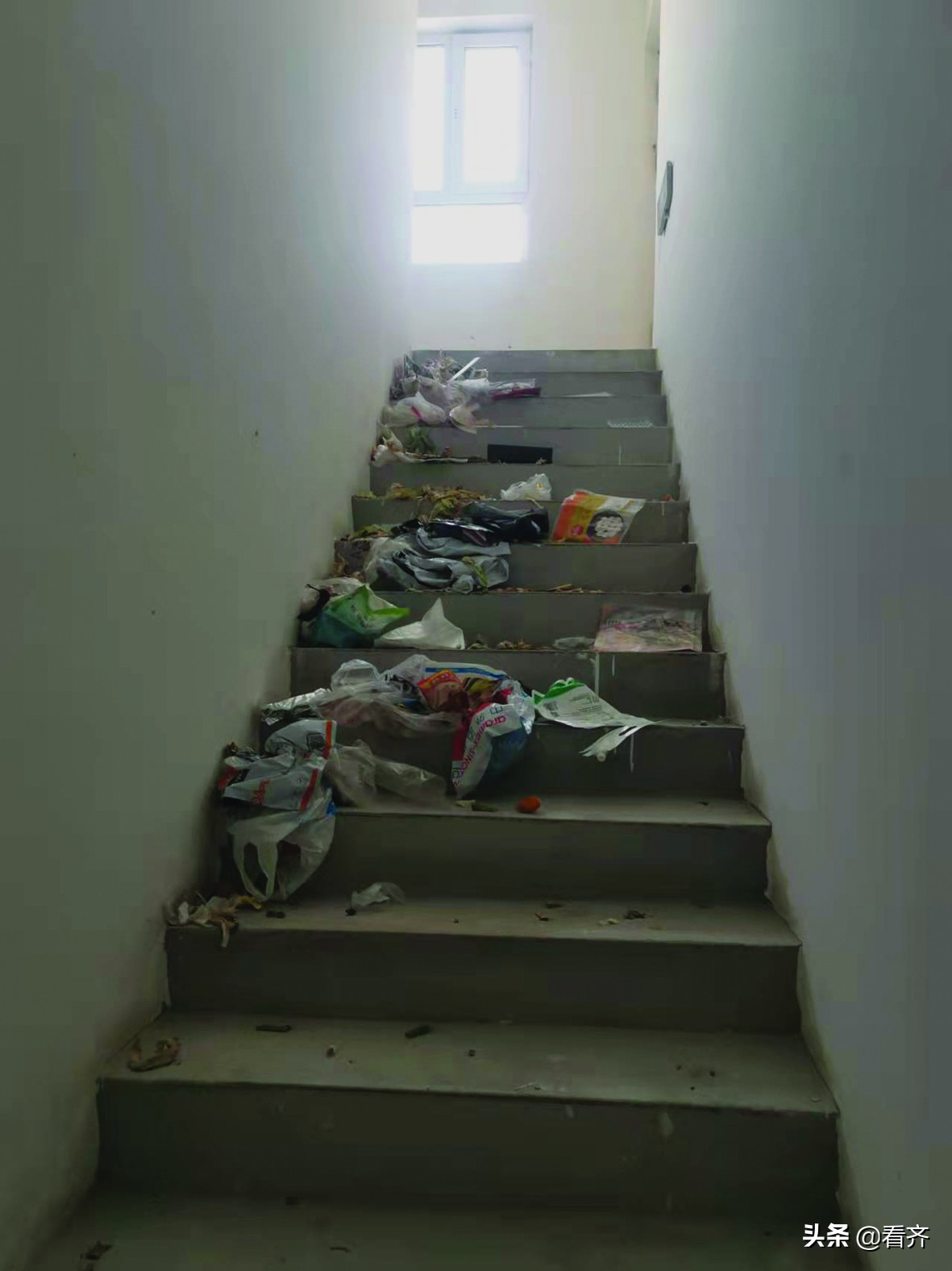 百悦居.清馨雅居.溪畔华庭业主们楼道杂物赶紧清理