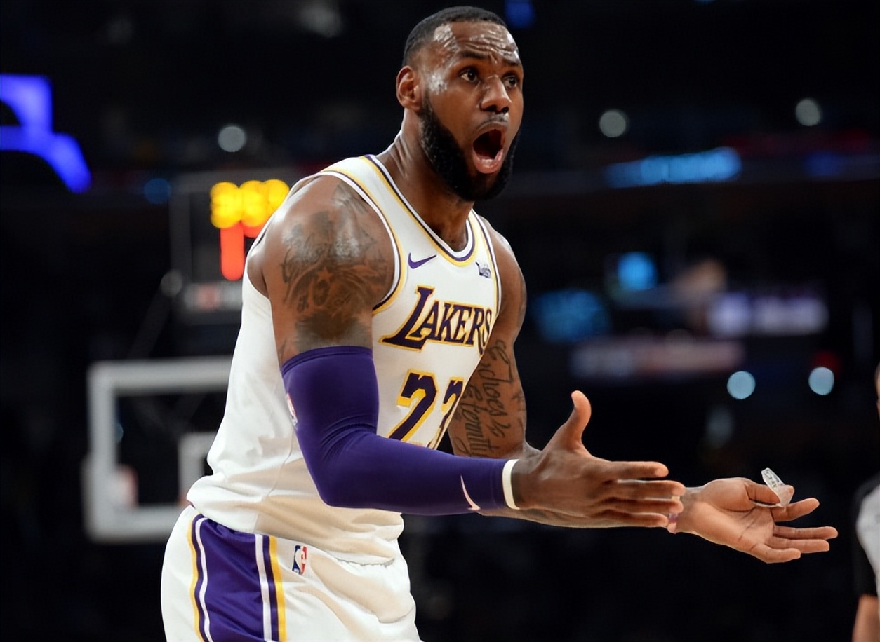 裁判偏袒湖人!冠军教练不满,罚球差5倍,詹姆斯闹事终于有回报