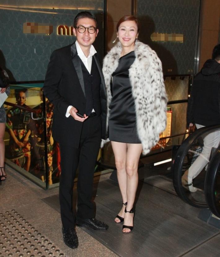 59岁知名港姐宣布离婚,27岁港姐自曝离婚