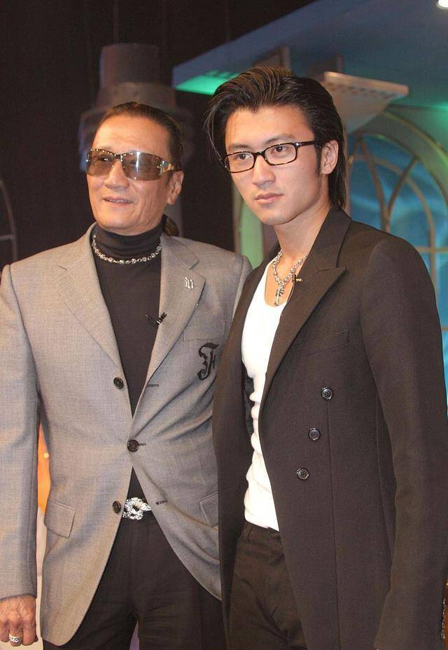 85岁谢贤首获金像影帝，被林家栋搀扶上台，3年前获得终身成就奖