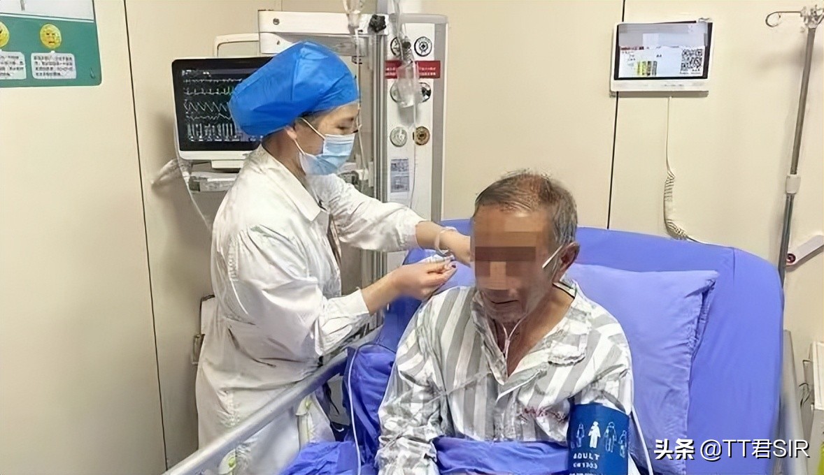 广西男子被眼镜王蛇咬,老汉被眼镜王蛇咬伤