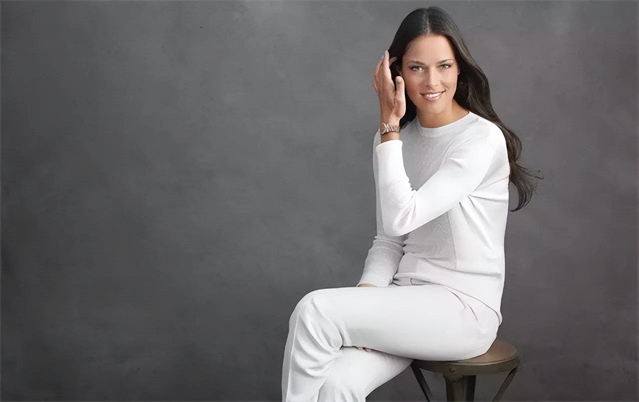 她曾被称为圈内第一美女,她曾是国内第一美女