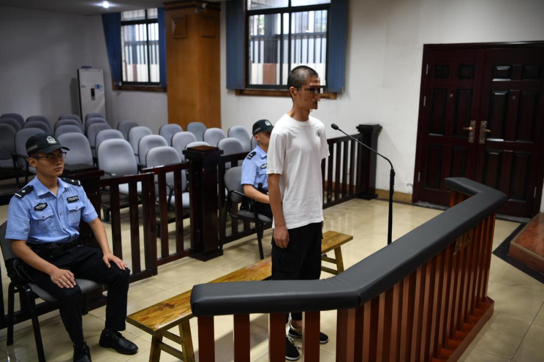 可耻！27岁男子公交车上猥亵小学生10分钟！