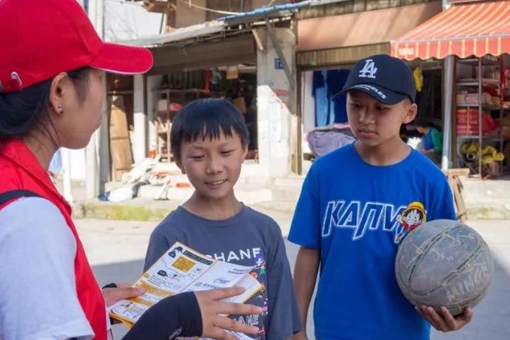 董某雇佣谢某，连着3天凌晨蓄意下单，让某南京店铺损失近15万