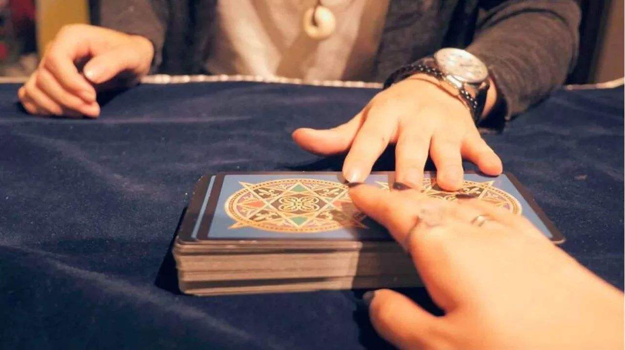 占卜骗术揭秘,记者揭秘占卜