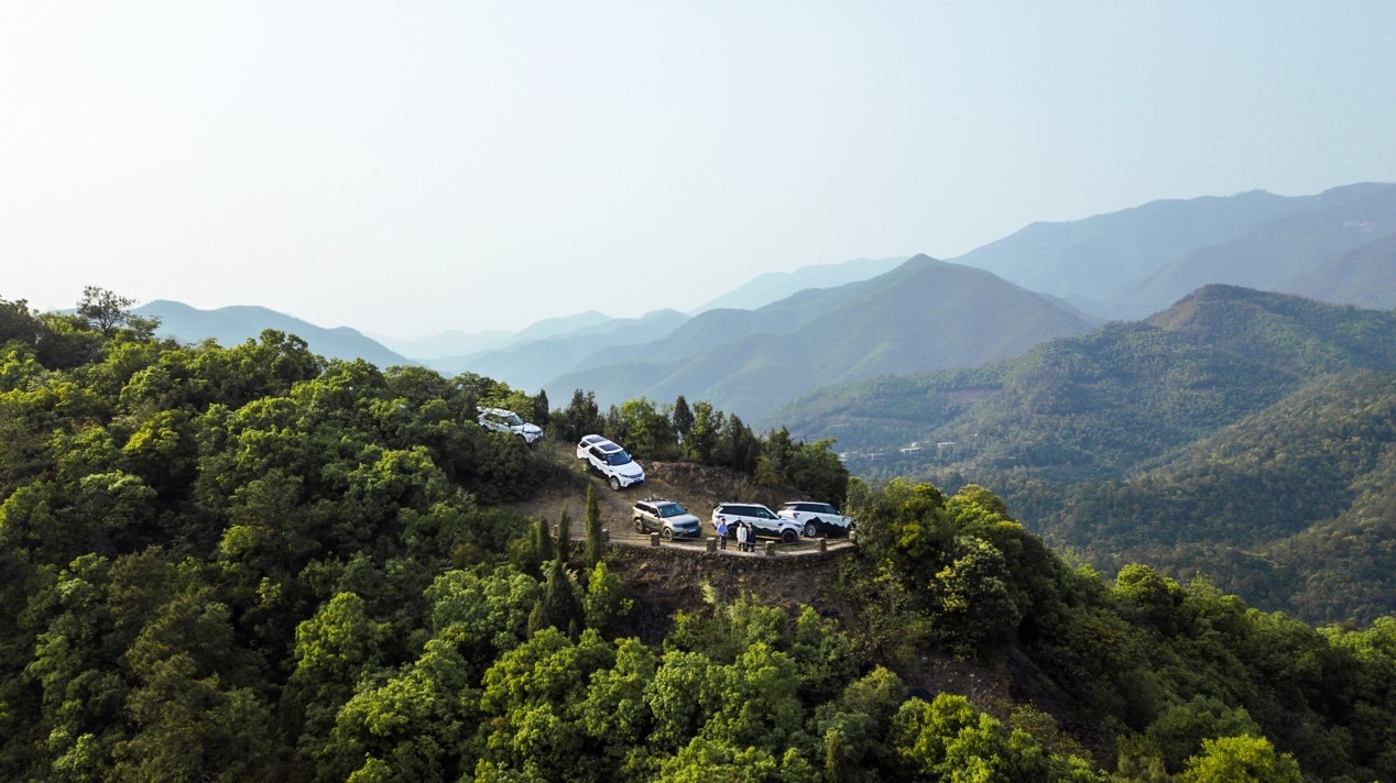 踩下油门，按下快门，定格精彩瞬间