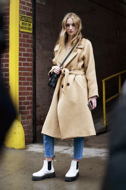 女人一生都要有一件羊绒大衣,女人冬天应该买几件黑色羊绒大衣