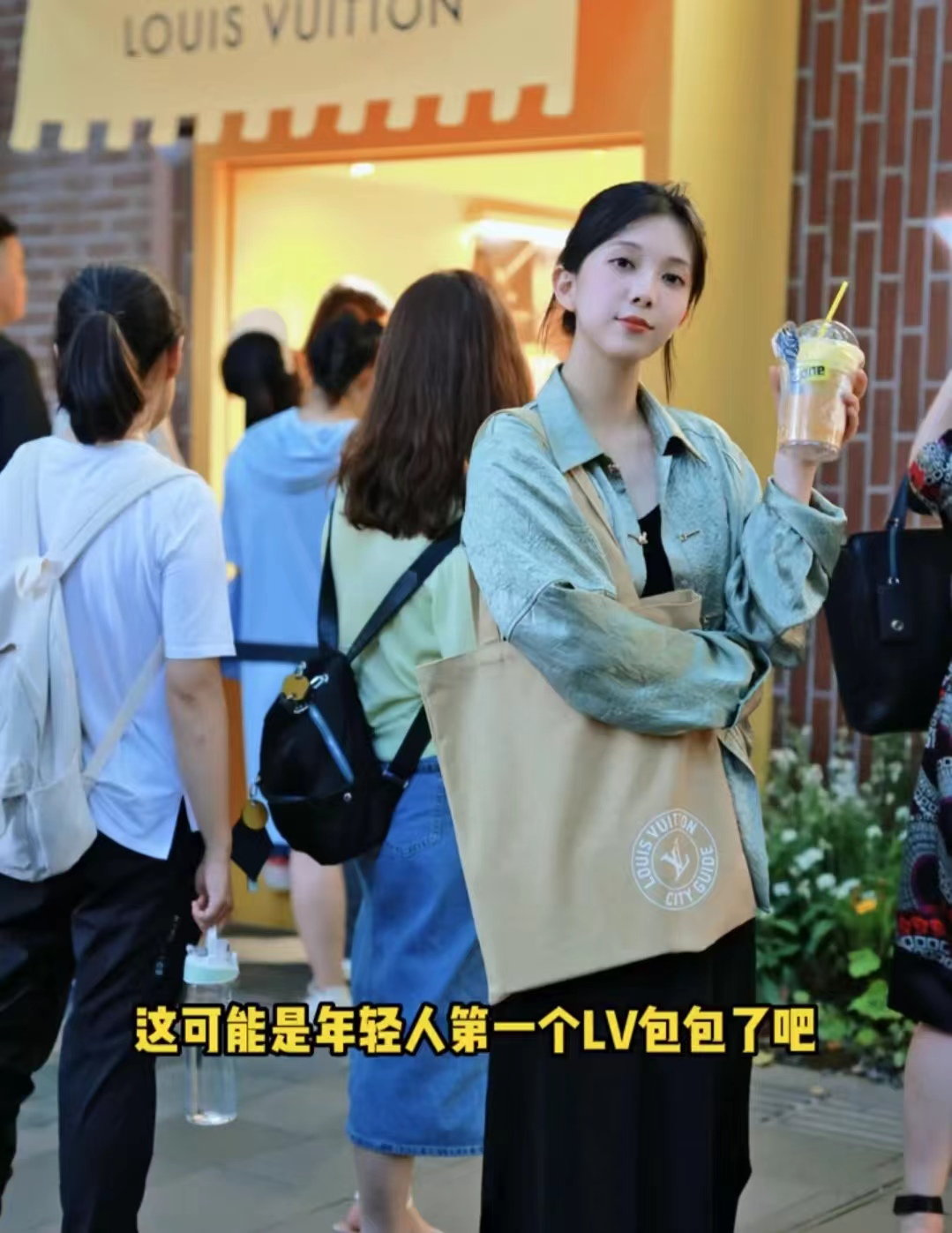 lv购物袋搭配衣服,lv帆布包穿搭