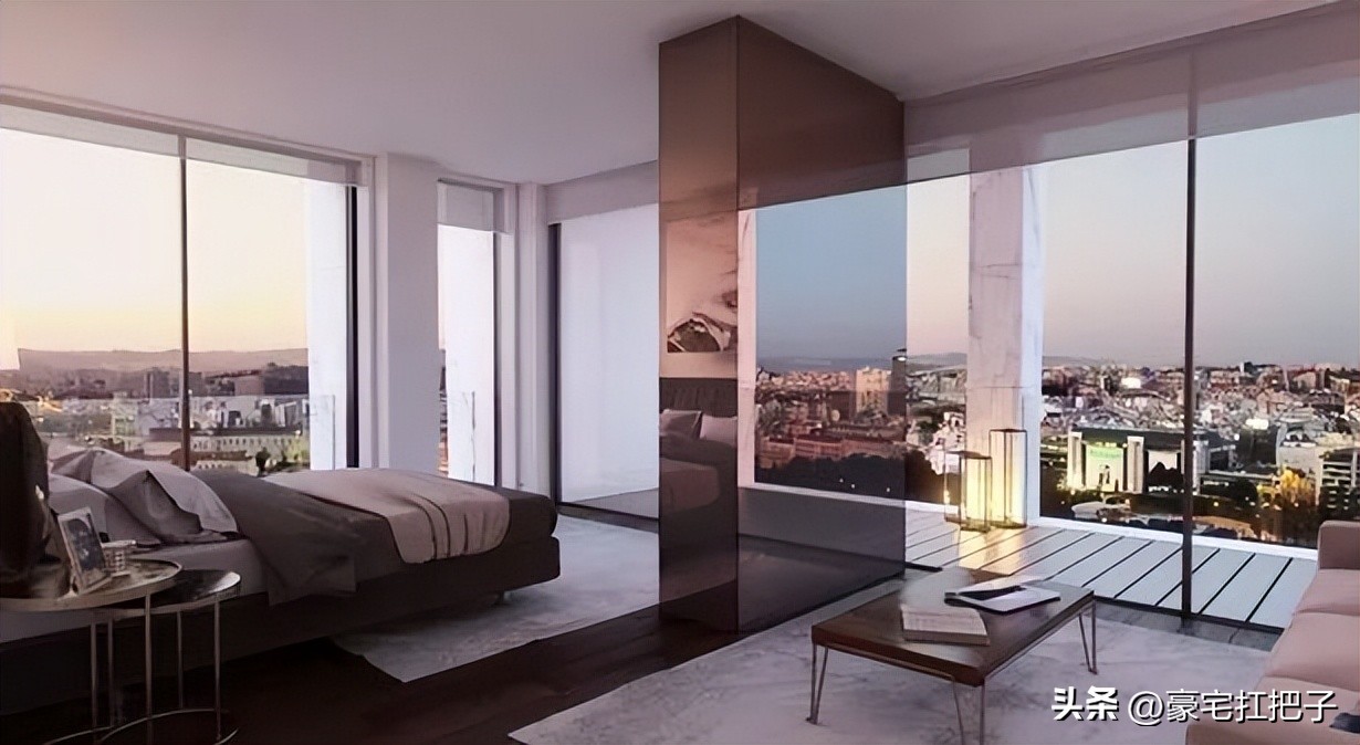 C罗9套豪宅曝光，女友花半小时才走到客厅，车库有超20辆顶级跑车