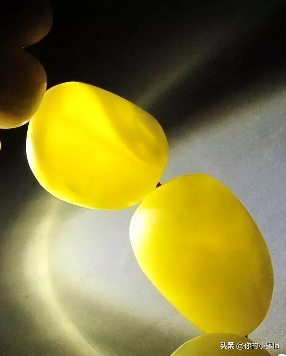 烤色蜜蜡盘玩会变色吗,鸡油黄蜜蜡是烤色的吗