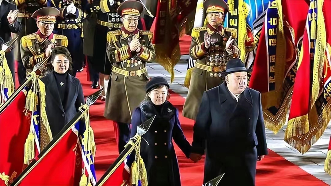 朝鲜第一夫人甘当女儿绿叶！戴导弹项链，旺夫脸比韩国夫人美多了