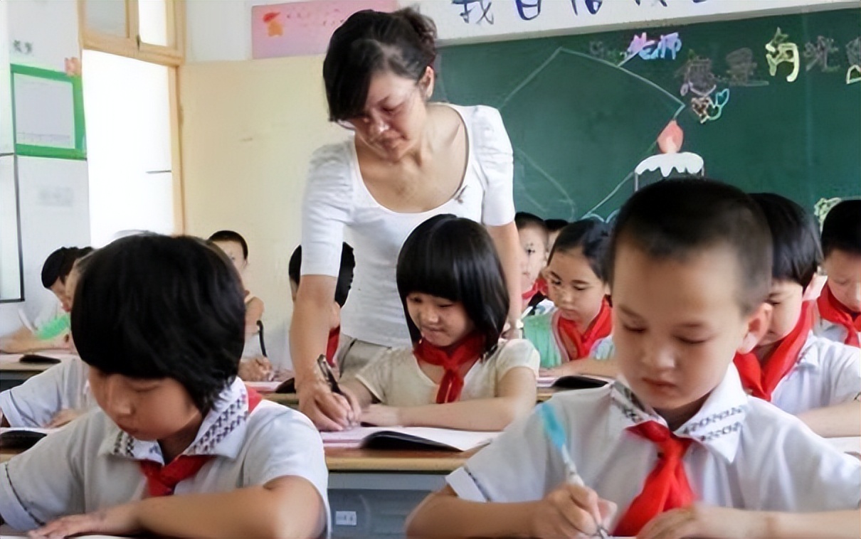 新班主任在家长群里的发言,新上任班主任被家长质疑