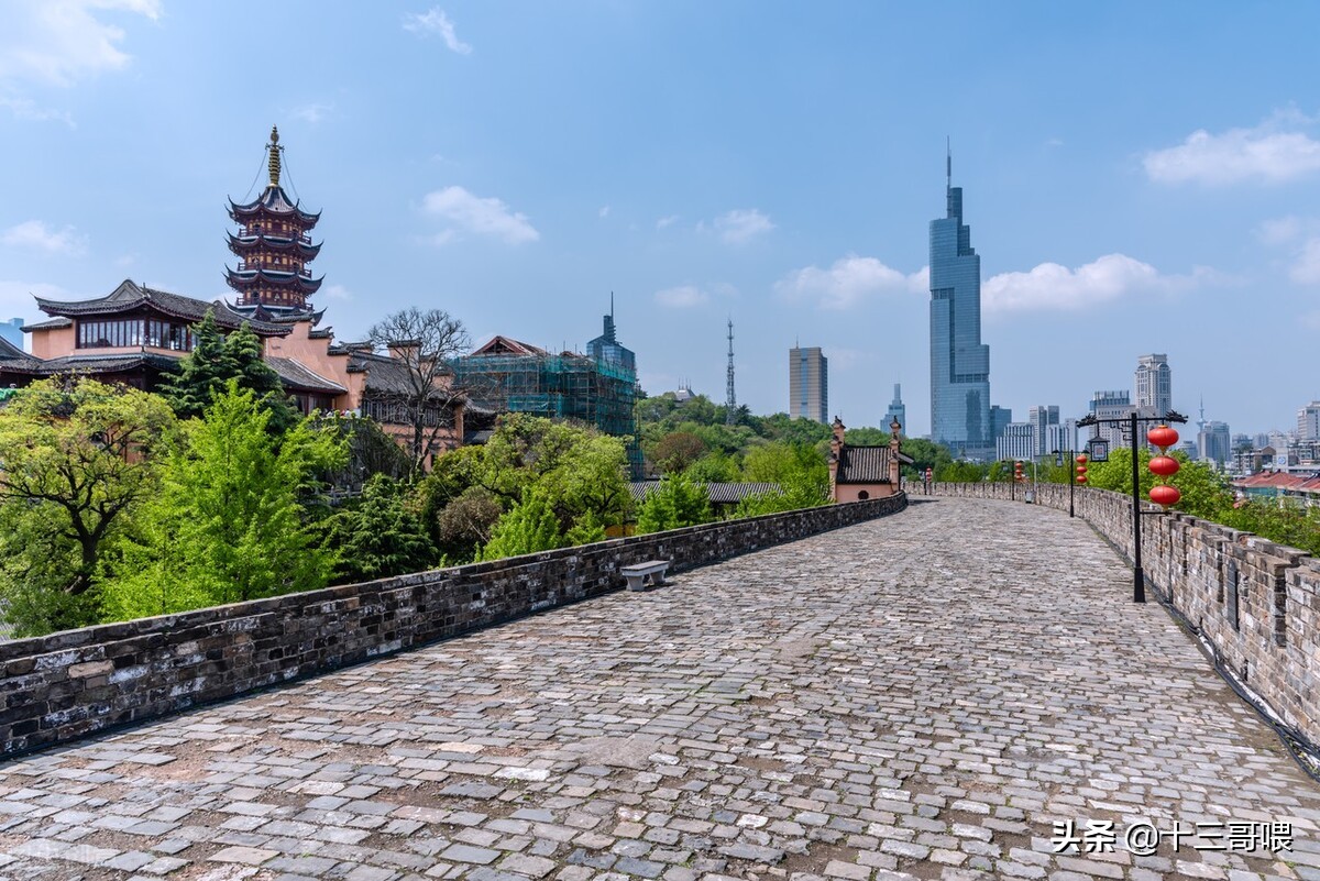 四年不见，阿紫姑娘变成紫爷，芊芊玉手布满了烫伤，说不出的恐怖