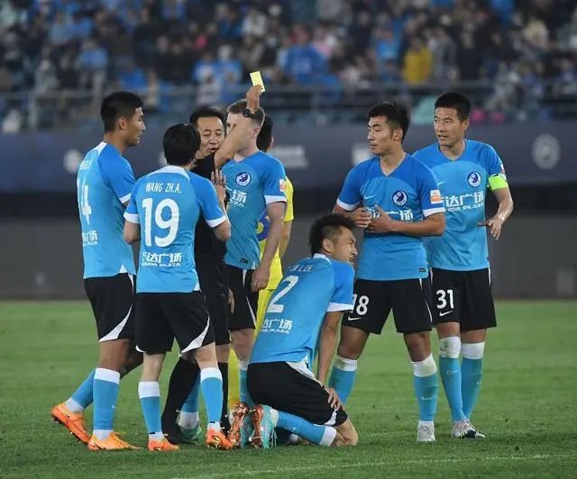北京国安输球又有坏消息，被国际足联禁止引援，大连人情况更困难
