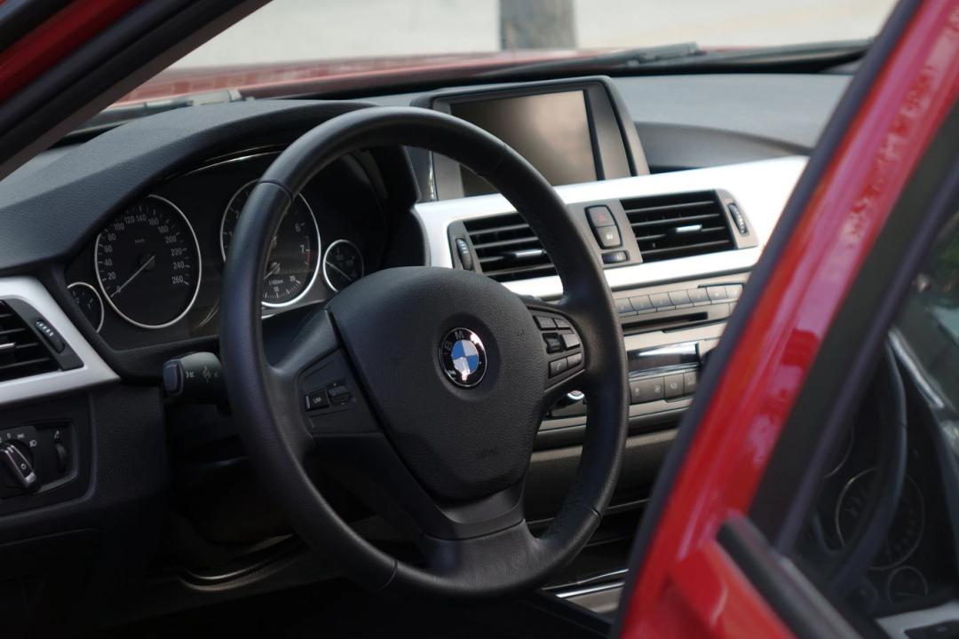 06年宝马320i二手的值得入手吗,二手宝马320i保养需要多少钱