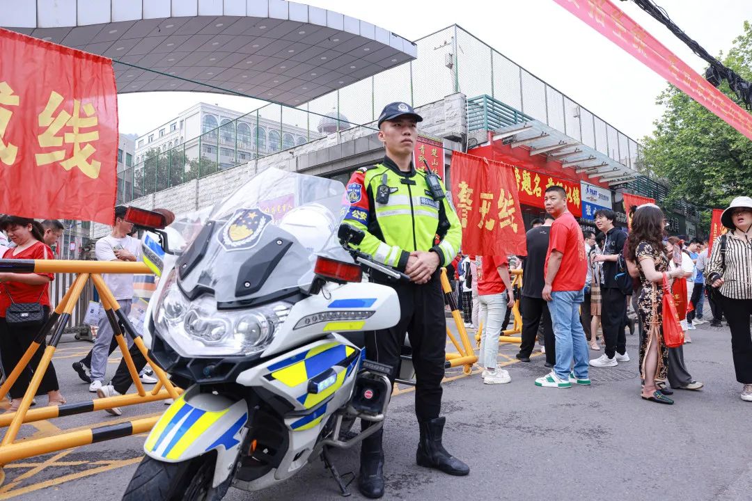 警警护航高考完整版,护航高考交警通行视频