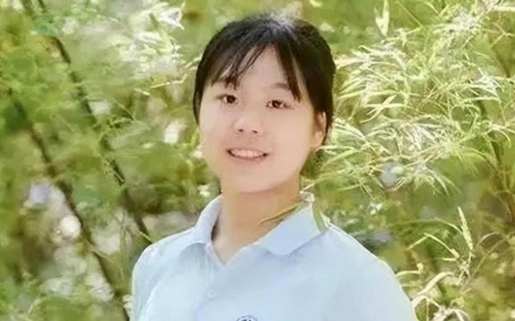 高考跳一字马女生成绩,高考第一个跑的女孩一字马