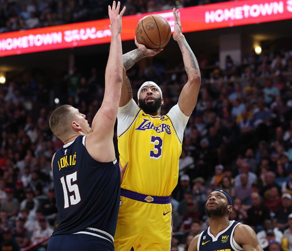 约基奇带队四连胜马龙,约基奇绝杀马龙赛后更衣室讲话