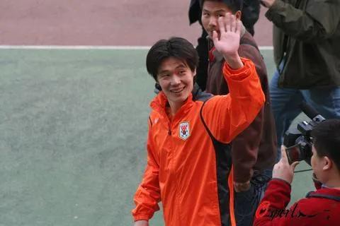 山东泰山队李霄鹏退役,李霄鹏退役完整版