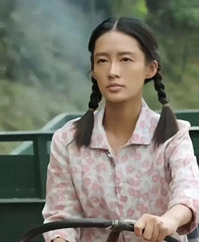 干瘪黑瘦，一口假牙，这就能演“村花”？观众表示越看越觉得假