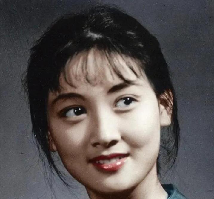 谁都想不到!快到年底了,65岁的邓婕用这样的方式,丢出一对王炸