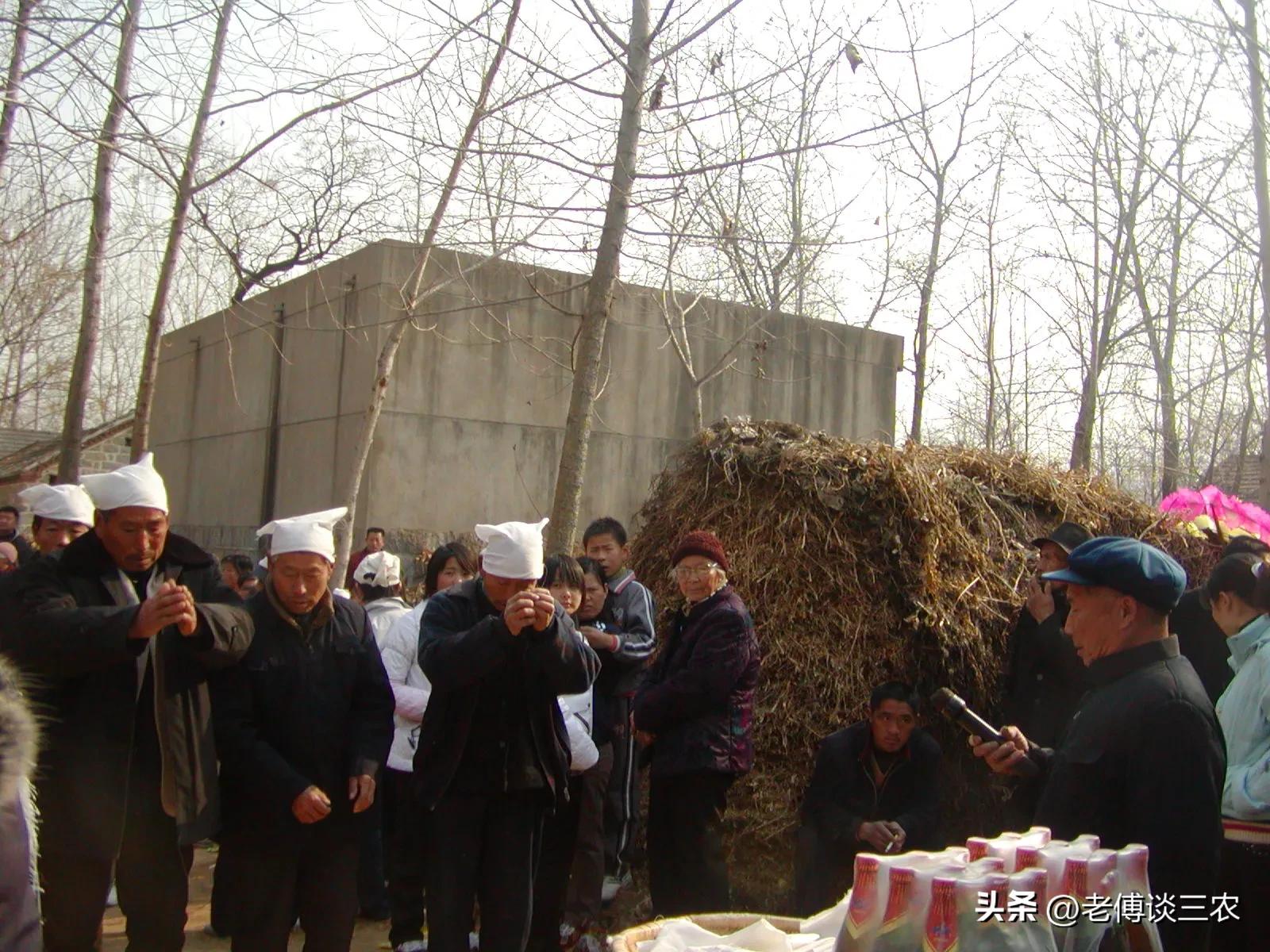 农村风俗七不葬父八不葬母,排棺葬习俗