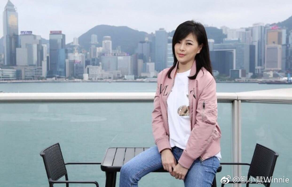 被骂自私又无知！著名港星晒宠物神器遭狂轰，为自家犬使用驱狗器