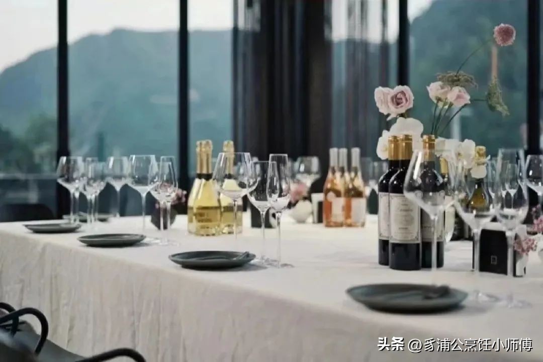 蓝月醇酒庄:创新美食社交晚宴,高端人脉荟萃,共享无限商机!