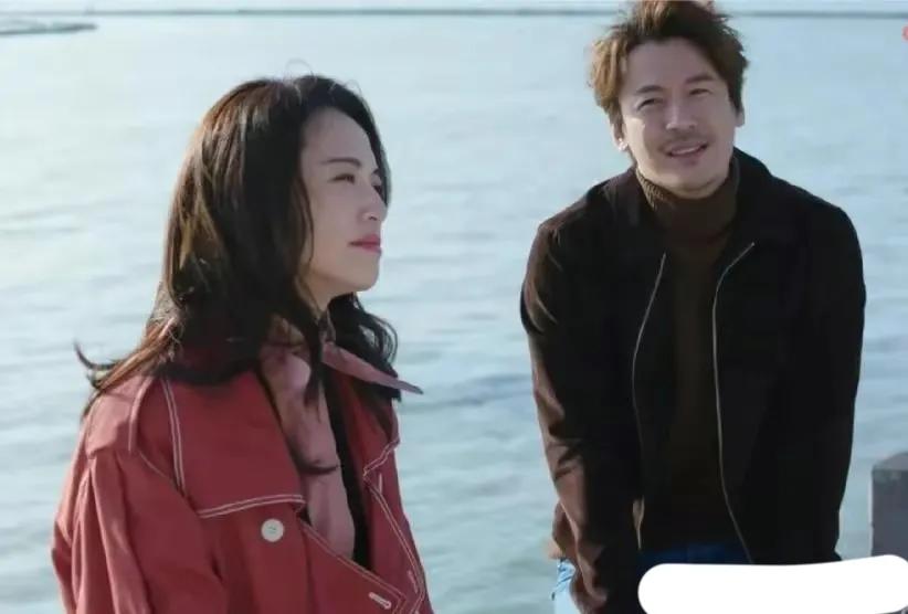 男人无能就打老婆？王东抡起床板砸向老婆，现场视频曝光网友愤怒