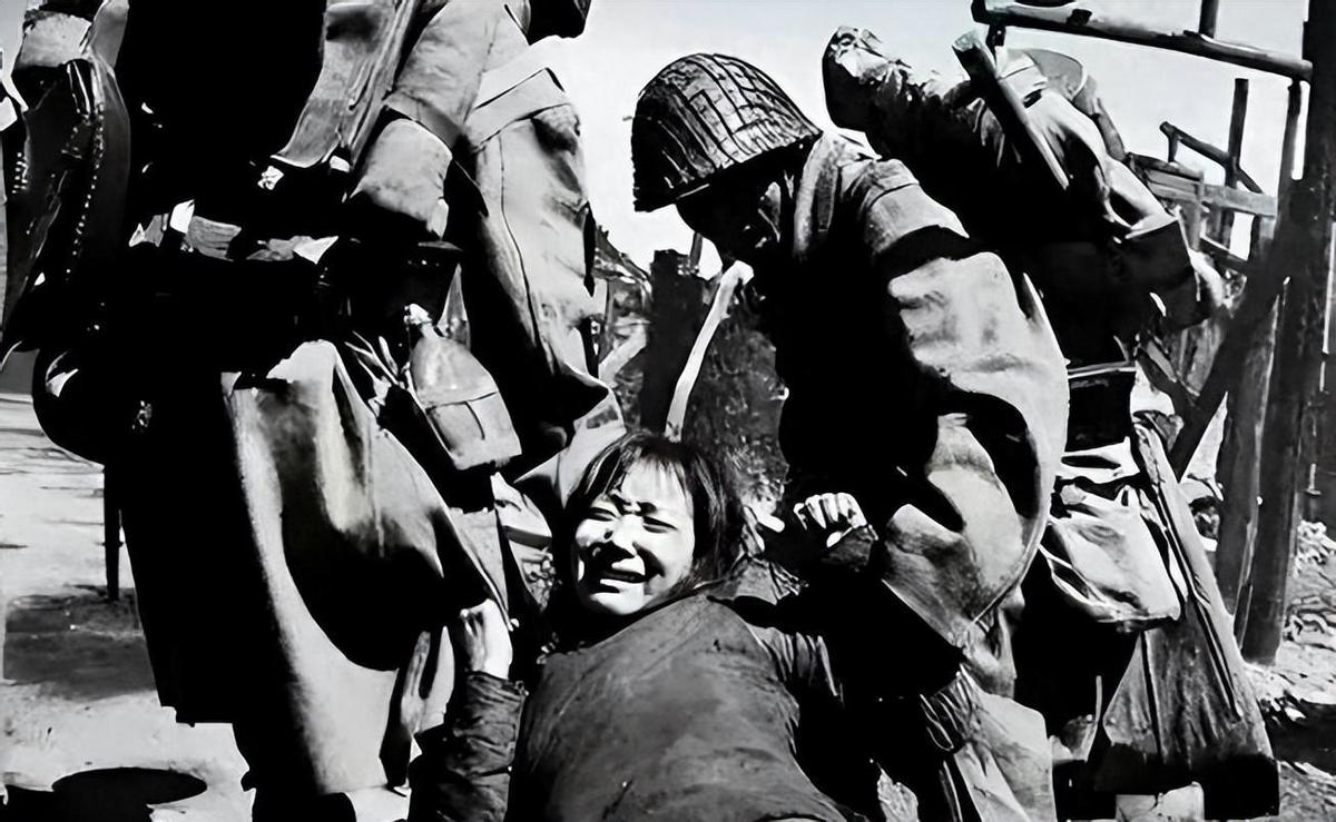 珍贵照片，日军*杀屠**老百姓强奸妇女，用刀剖开肚子，看看多残忍