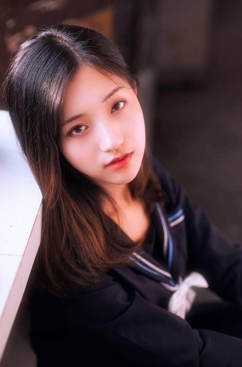 吃饭时男友给女朋友夹菜,男朋友吃饭先给别的女生夹菜