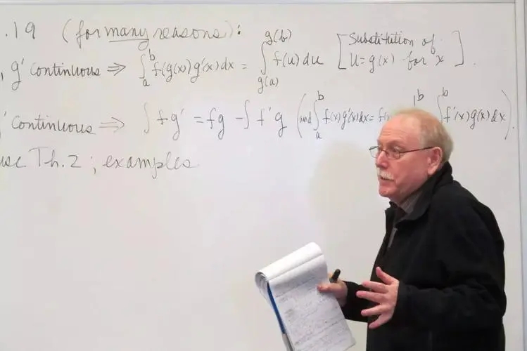 老师自称性侵女大学生被捕,教授性侵女大学生事件