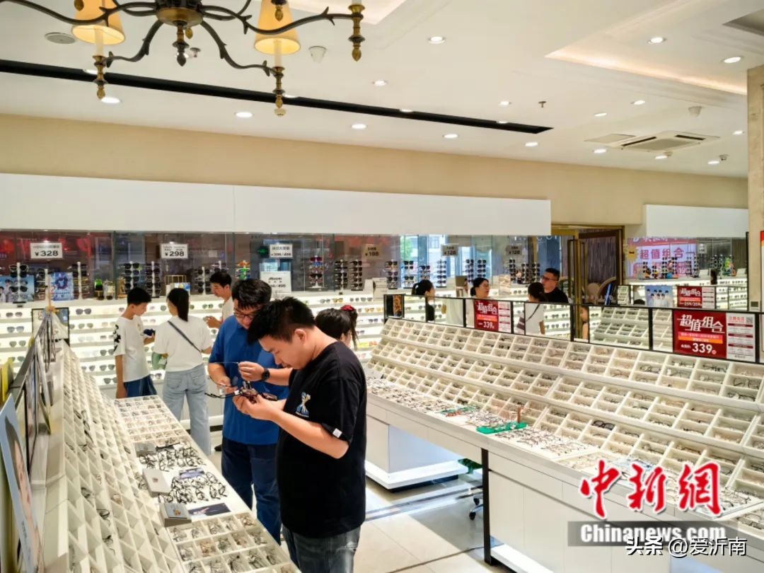 两只眼镜镜片种类不一样可以吗,两副眼镜为啥有一副镜片更透