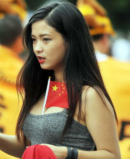 世界杯女球迷当众掀起球衣,世界杯各国美女球迷惊艳镜头