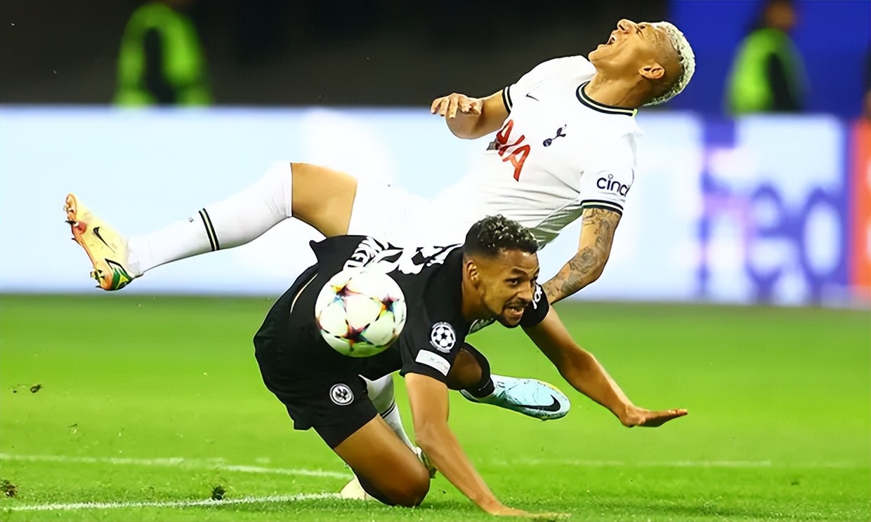 与华丽无关！安东尼原地转圈其实是绕晕了在英超这么踢会断腿