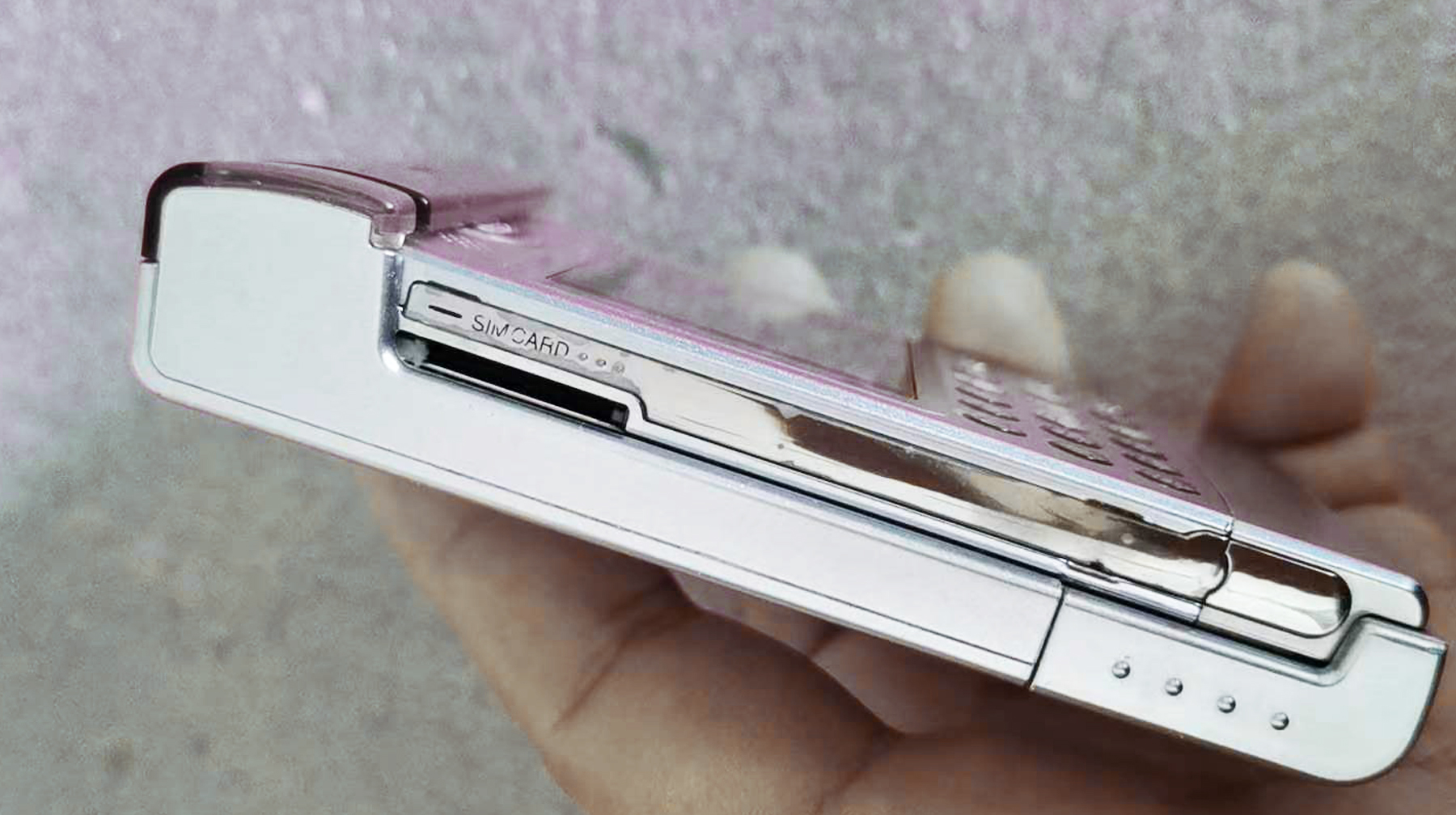 全金属机身带背夹电池，体验一款旧功能手机，这些设计很有前瞻性