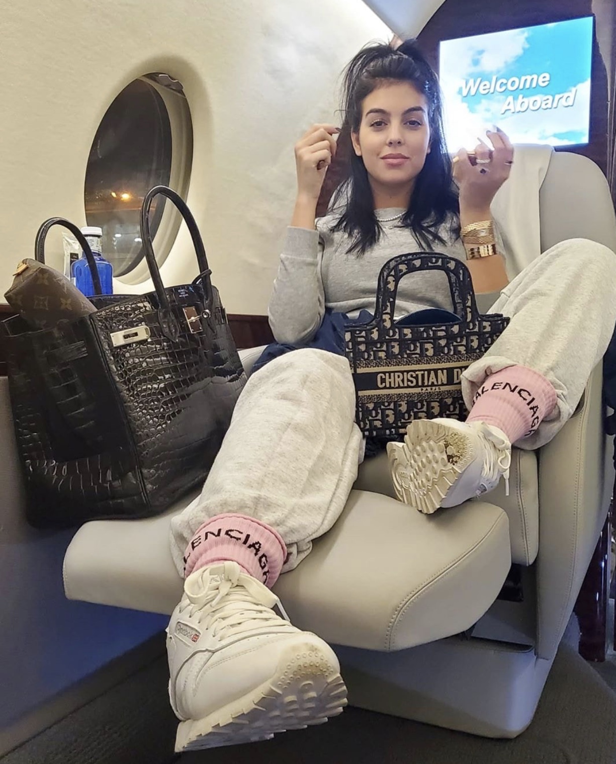 生3个孩子也没用，乔治娜花钱如流水高调炫富，和C罗出现感情危机