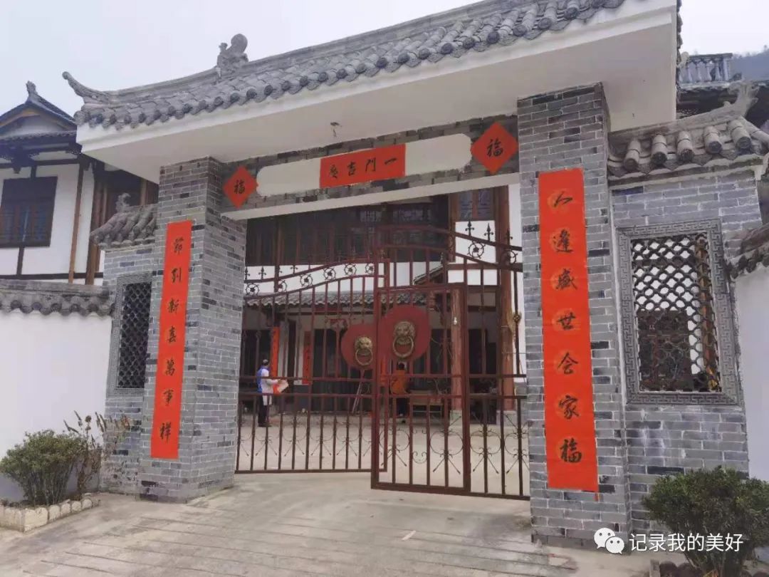 大红春联贴上墙,大红春联贴起来作文400字