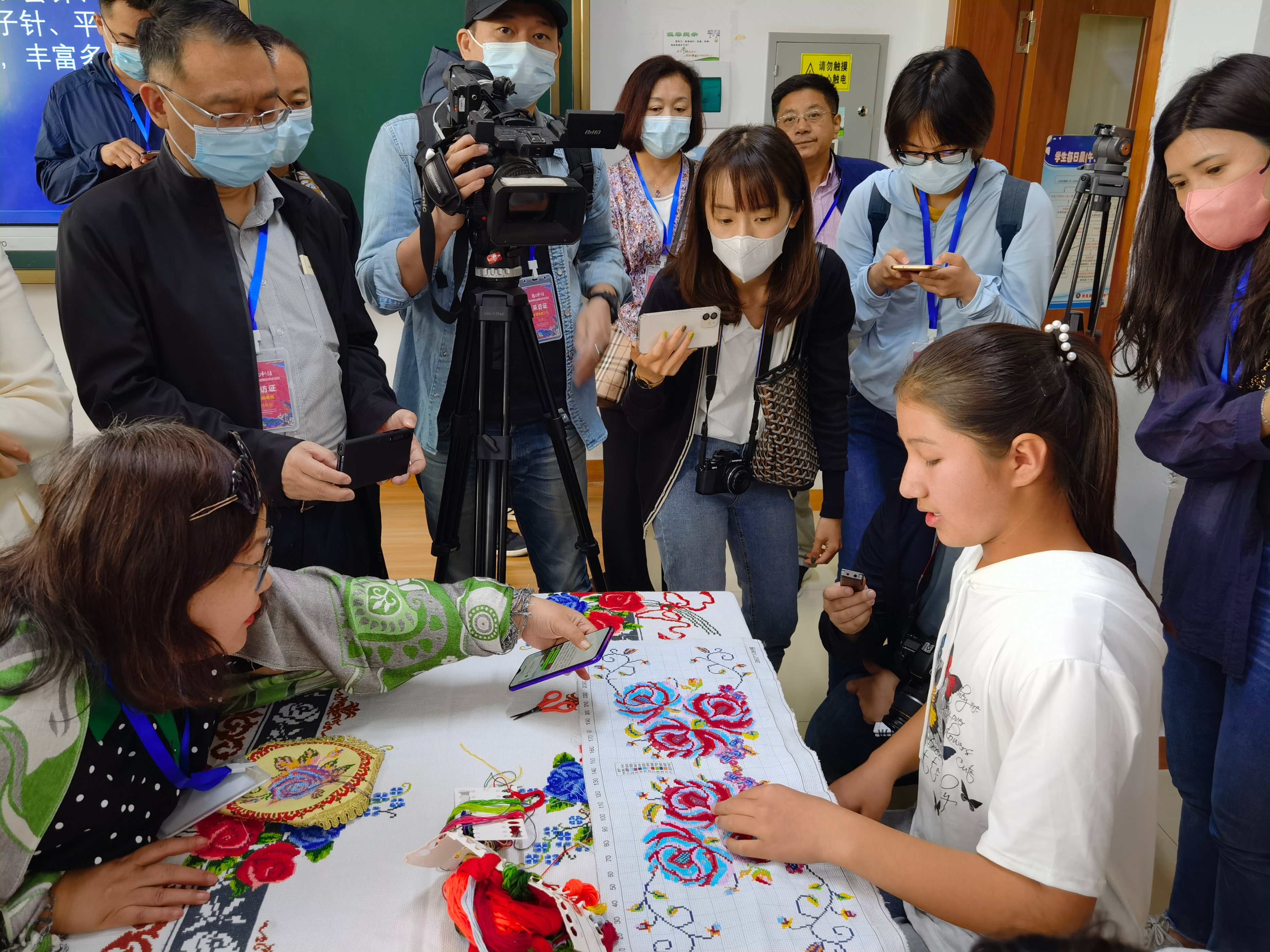 冬不拉拨动两岸记者的心弦，*疆新**特克斯县一中素质教育结硕果