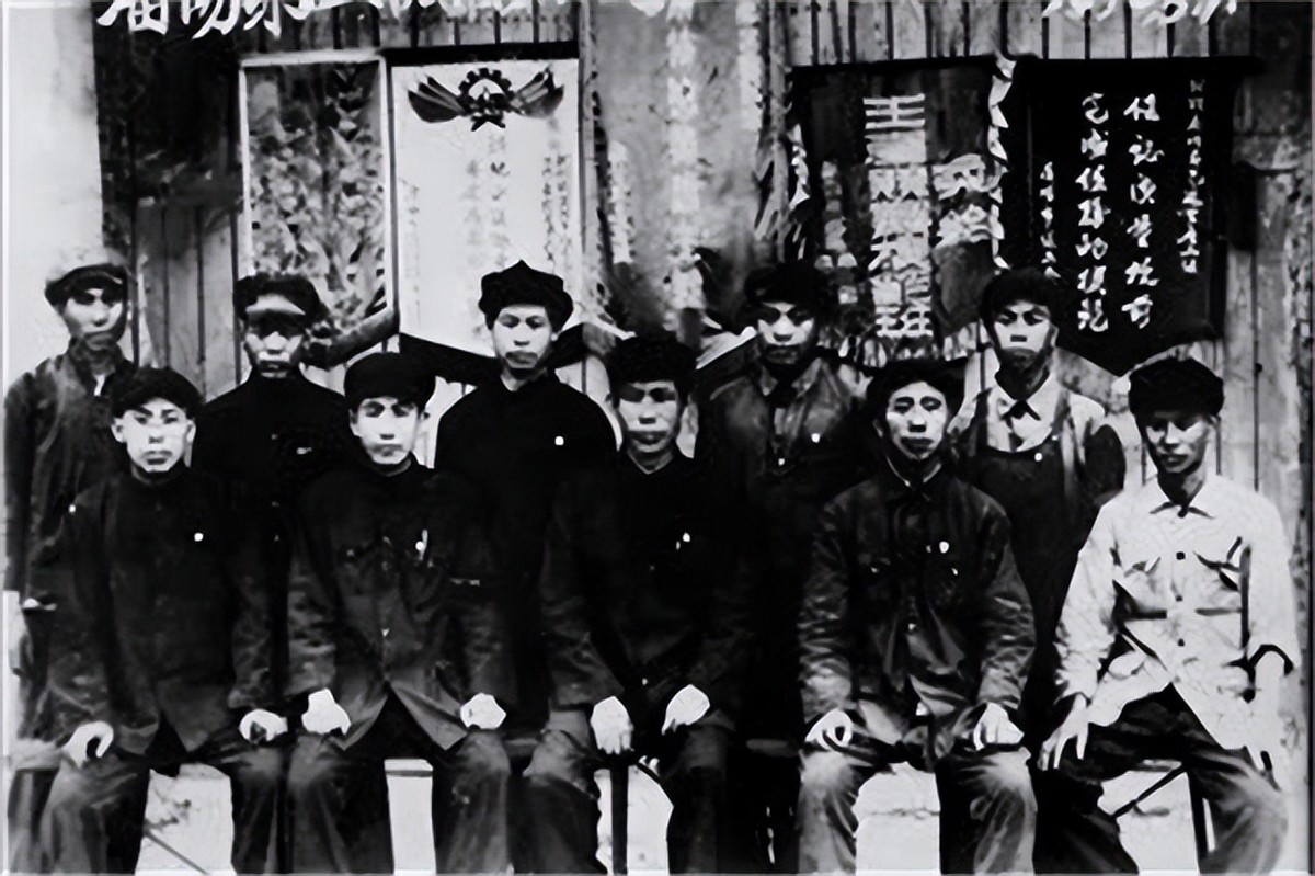 19年，一90岁老人坐在公交车上不肯走！一查是毛主席接见过的劳模