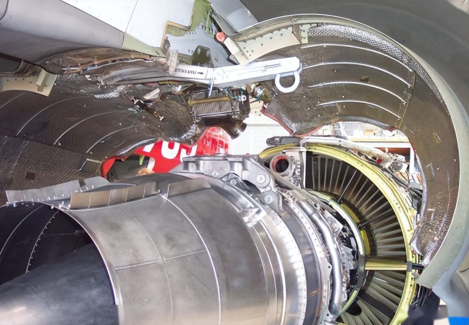 飞机油箱管道结构图,飞机副油箱连接结构