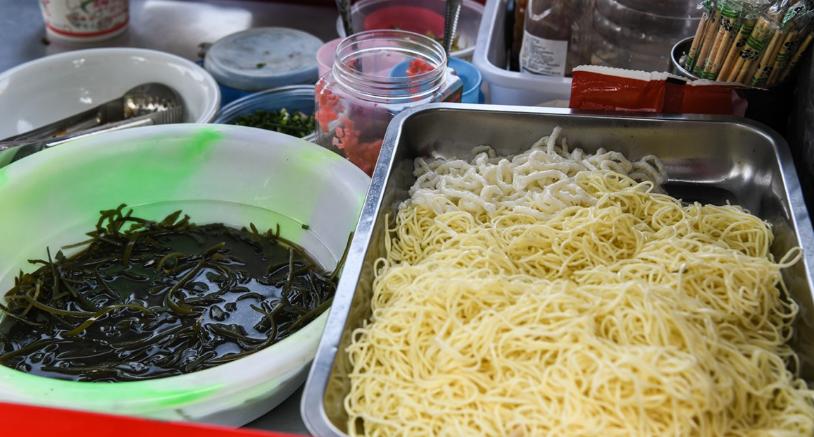 重庆空姐趁假期卖小吃,因颜值走红,每天收入1千元比上班赚得多