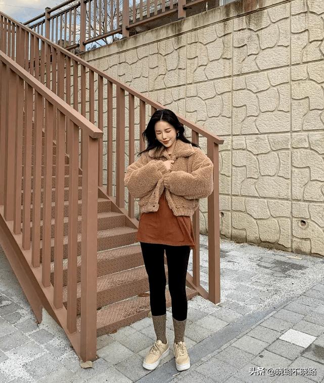 鲨鱼裤露袜子时尚穿搭冬,冬天保暖又减龄鲨鱼裤穿搭