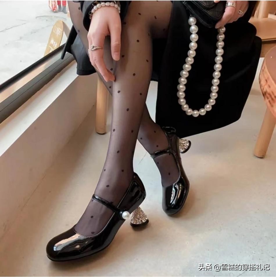 今年流行黑丝配玛丽珍鞋,夏季怎么穿黑色玛丽珍鞋