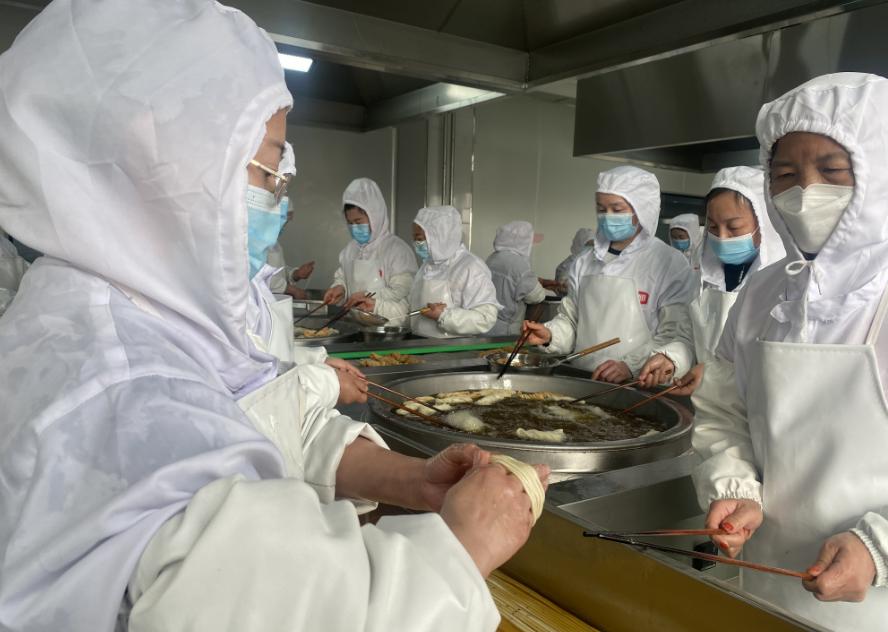 振兴路上丨贺兰县江南村：建在村口的工厂，让村民们不出村也能把钱挣！