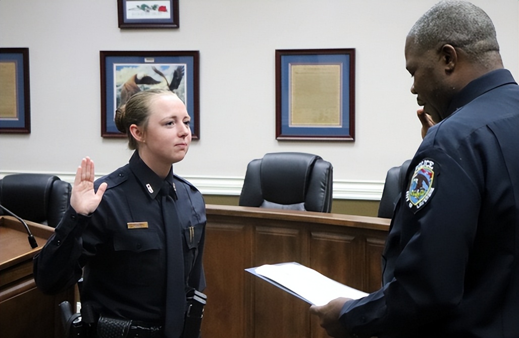 美国性侵丑闻案,美国女警性侵犯案