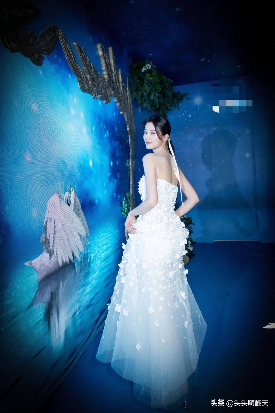 乔欣穿白色吊带裙仙气飘飘,乔欣抹胸白裙浪漫优雅写真