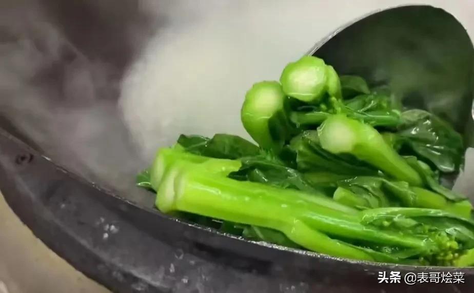 300人大锅青菜怎么炒又嫩又绿,炒大锅菜青菜先加盐还是后加盐好